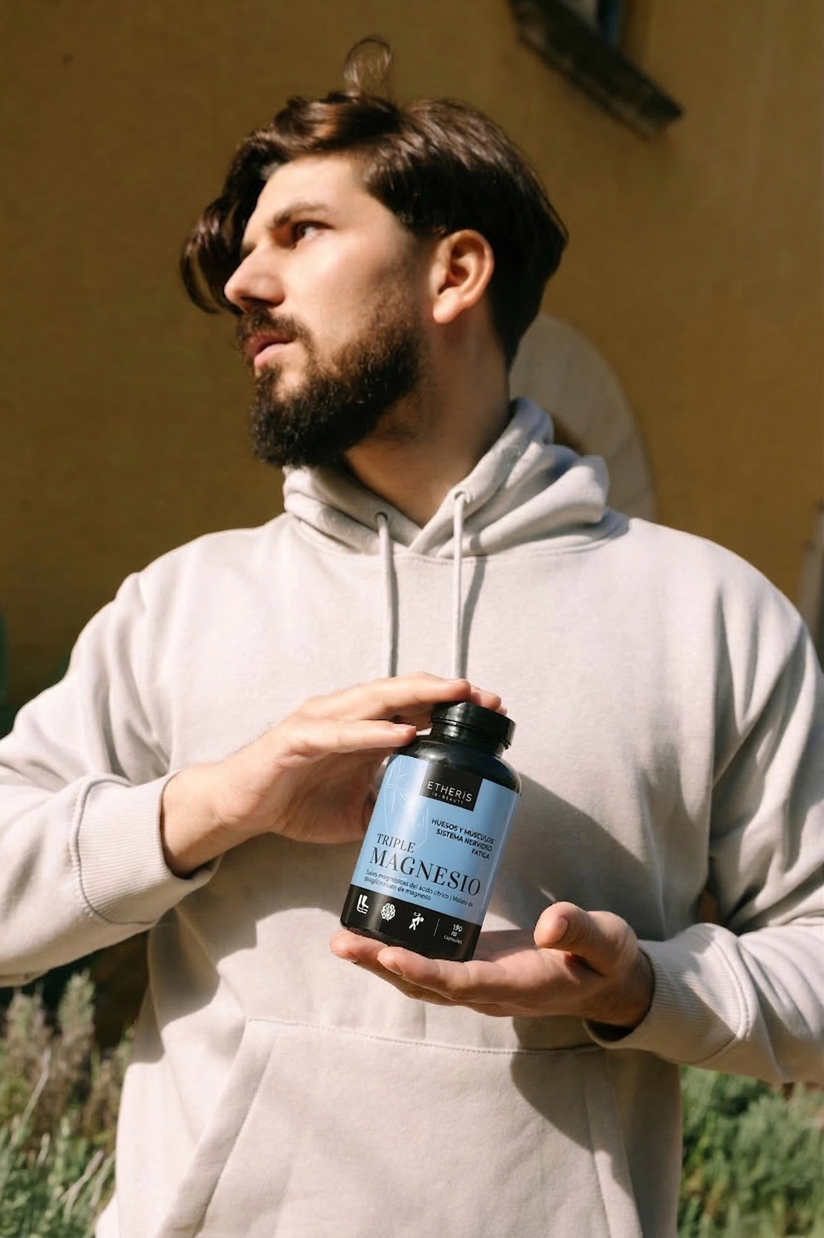 Hombre sujetando Triple Magnesio Etheris en un entorno exterior
